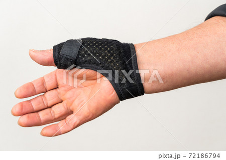 親指サポーター　ゴルフ練習で痛めた靭帯 72186794