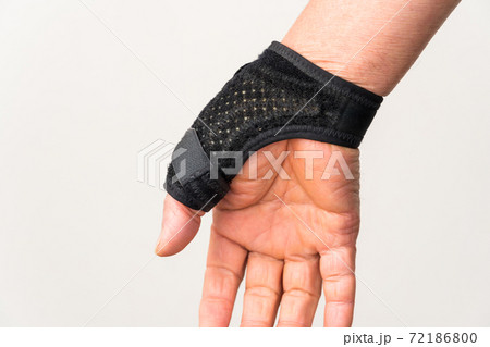 親指サポーター ゴルフ練習で痛めた靭帯の写真素材