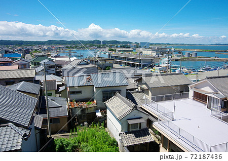 八幡岬から大原漁港の町並みを望む（千葉県いすみ市） 72187436