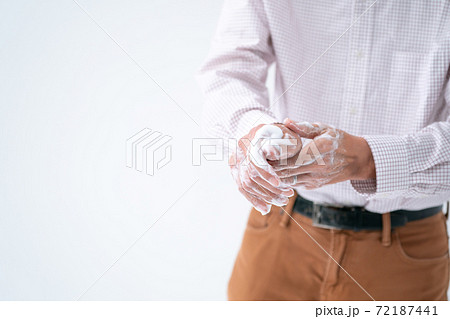 手洗いをするシニア男性 手洗いをするシニア男性 72187441