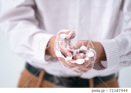 手洗いをするシニア男性 72187444