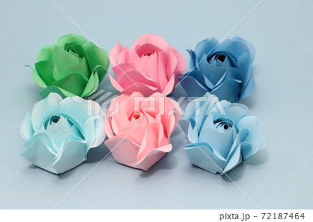 折り紙で作った手作りのバラの花の写真素材