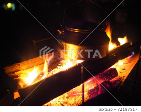 焚き火で湯沸かしやかん ピコグリルの写真素材