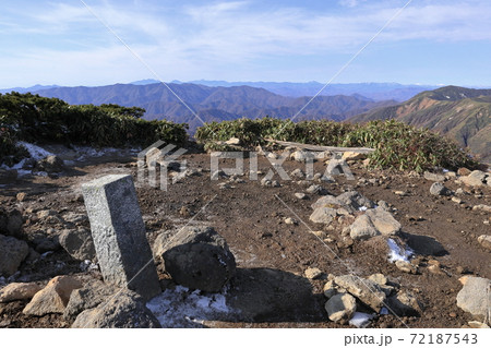 那須連峰　三本槍岳山頂の三角点と日光方面の山々 72187543