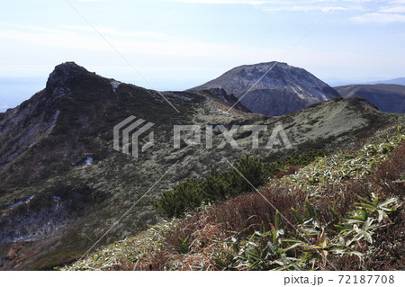 那須連峰　三本槍岳への登山道から朝日岳・茶臼岳を望む 72187708