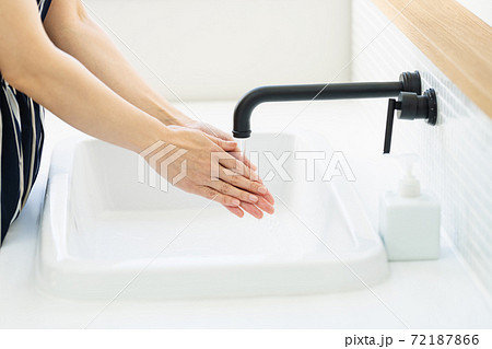 洗面所で手を洗う女性 72187866