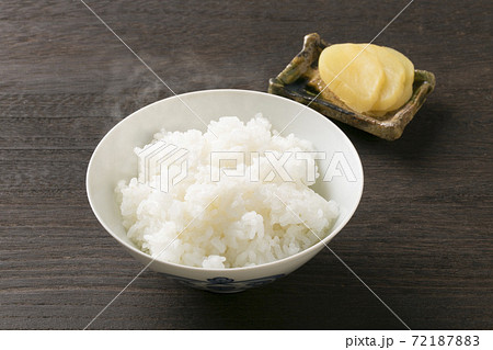 炊き立てのご飯とお新香 炊き立てのご飯とお新香 72187883