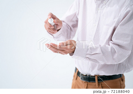 アルコールスプレーで消毒するシニア男性 アルコールスプレーで消毒するシニア男性 72188040