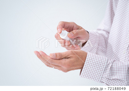 アルコールスプレーで消毒するシニア男性 アルコールスプレーで消毒するシニア男性 72188049