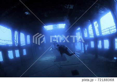 沈船の中を泳ぐダイバー 72188368