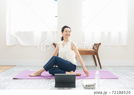 家でストレッチをするミドルの女性 72188520