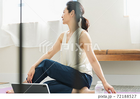 家でストレッチをするミドルの女性 家でストレッチをするミドルの女性 72188527
