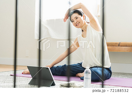 家でストレッチをするミドルの女性 家でストレッチをするミドルの女性 72188532