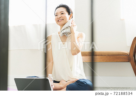 家でヨガをするミドル女性 72188534