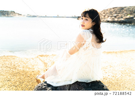 海辺の女性 72188542