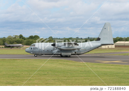 アメリカ海兵隊KC-130J着陸 72188840