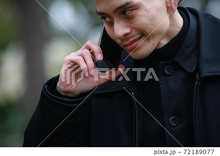 通話する男性 通話する男性 72189077