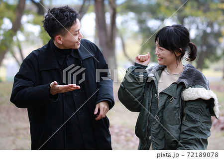 手話を話すカップルイメージ「どう？」「いいね」 72189078