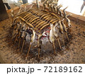 囲炉裏で焼くアユの塩焼き 72189162