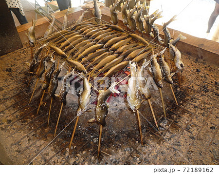 囲炉裏で焼くアユの塩焼き 72189162