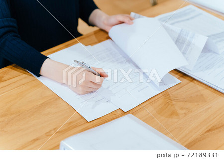 確定申告・経理業務をする若い女性 72189331