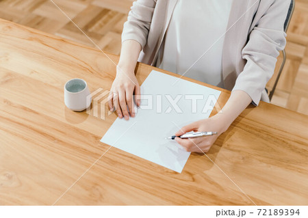 紙に書く若い女性 72189394