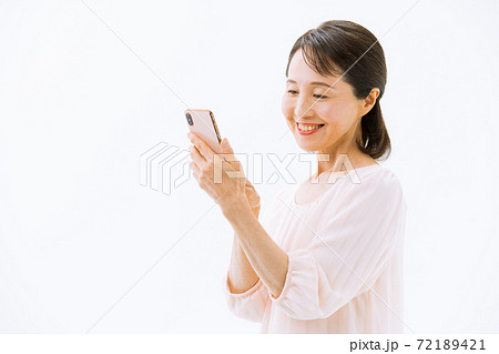 スマホを持つシニア女性　笑顔 72189421