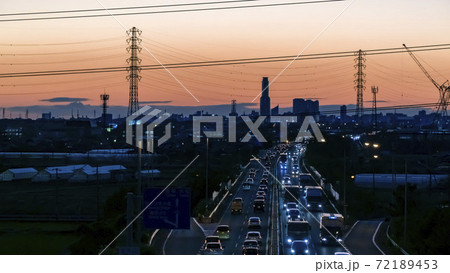 混雑気味の国道1号線バイパスの夕暮れ天竜川鉄橋付近 72189453