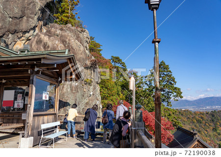 滋賀県東近江市　太郎坊宮の展望台より夫婦岩を眺める人 72190038
