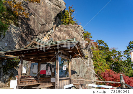 滋賀県東近江市　太郎坊宮の展望台より眺める夫婦岩 72190041