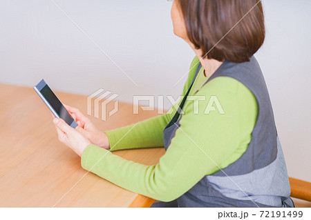 ボケ防止（認知症対策）にスマホを使いこなす　シニア　老人　女性　日本人【アクティブシニア】 72191499
