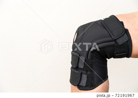 膝サポーター 右膝靭帯損傷の写真素材