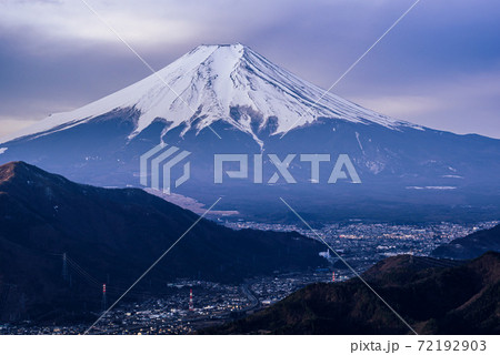 高川山から望む富士山と都留市街 高川山から望む富士山と都留市街 72192903