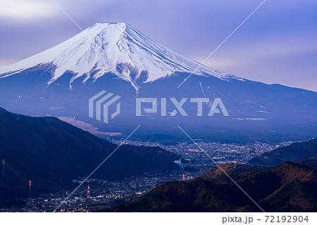 明け方の富士山と都留市街 72192904