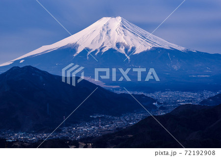 山梨県都留市街と富士山 山梨県都留市街と富士山 72192908