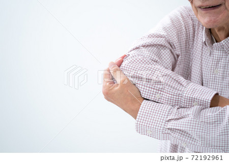 肘関節痛　シニア男性 72192961