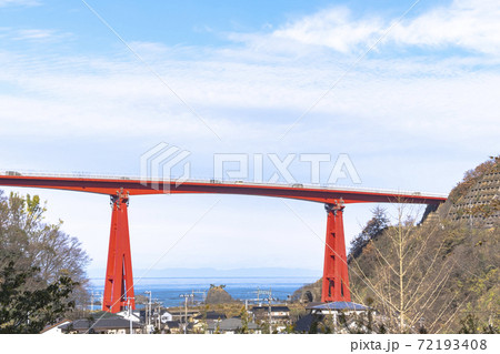 柏崎市　米山大橋と海の向こうに見える佐渡 72193408