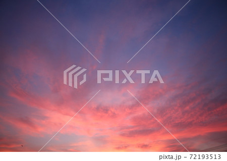 空一面に広がるピンクの夕焼けの写真素材