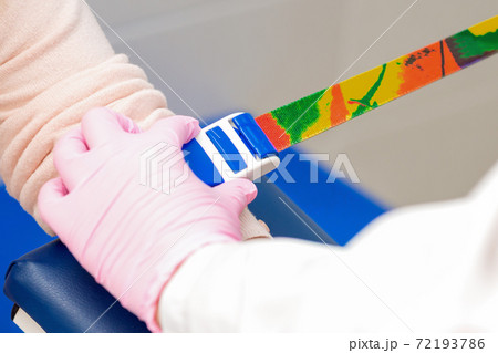 Tightening the harness on the arm. Tightening the harness on the arm. 72193786