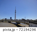 桜橋と東京スカイツリー01　隅田川の架かる人道橋とスカイツリーのコラボ 72194296
