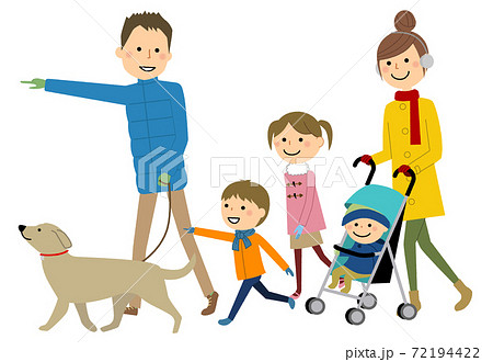 犬の散歩をする仲良しファミリー 72194422