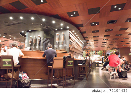 【大阪府】スターバックスコーヒー・ルクア大阪9階店《アウトフォーカス》 72194435