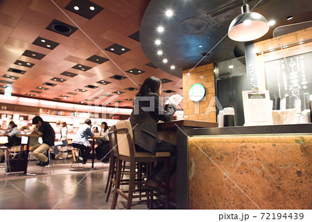 【大阪府】スターバックスコーヒー・ルクア大阪9階店《アウトフォーカス》 72194439