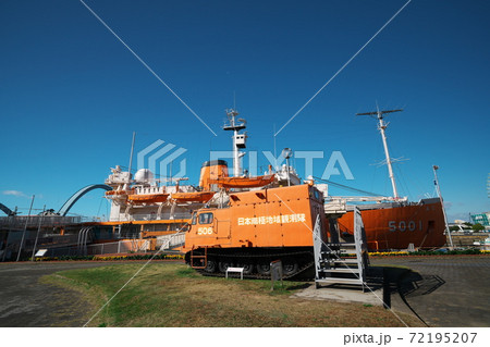 名古屋港ガーデンふ頭の南極観測船ふじと雪上車 72195207