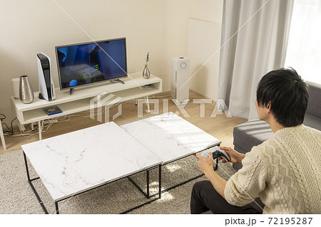 ビデオゲームに夢中になる男性/リビングでテレビゲームを遊ぶ男性/プレステで遊ぶ男性 ビデオゲームに夢中になる男性/リビングでテレビゲームを遊ぶ男性/プレステで遊ぶ男性 72195287