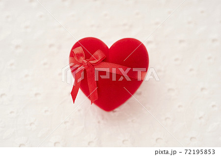 ハート型のバレンタインプレゼントの写真素材