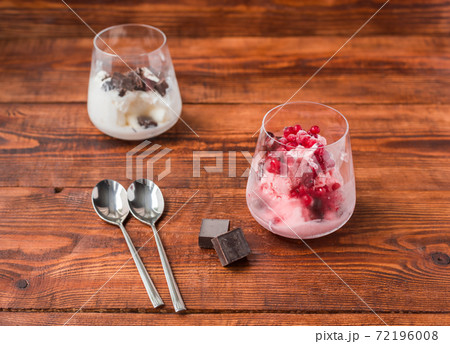 Two portions of vanilla and strawberry ice cream in glass 72196008