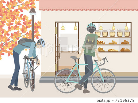 自転車でパン屋に来た男性と女性 自転車でパン屋に来た男性と女性 72196378