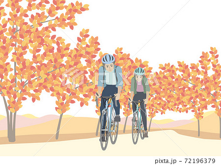 自転車で紅葉の下を通る男性と女性 自転車で紅葉の下を通る男性と女性 72196379