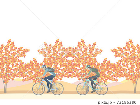 自転車で紅葉の下を通る男性と女性 72196380